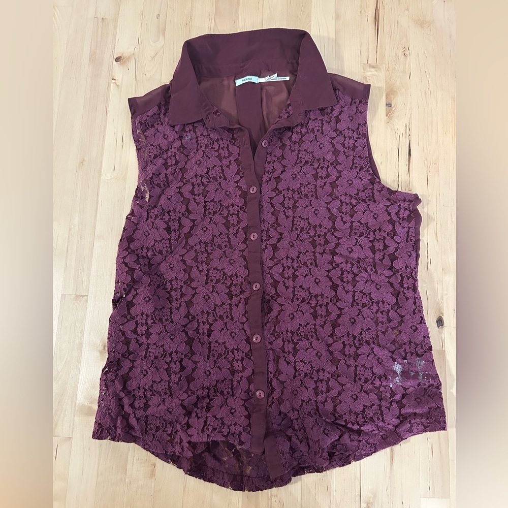 Kimchi Blue Lace Sleeveless button up top- Color: Burgundy, Size: Medium